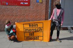2 Demonstrant*innen bei der #LeaveNoOneBhind-Demo in Lüneburg am 4.4.2020