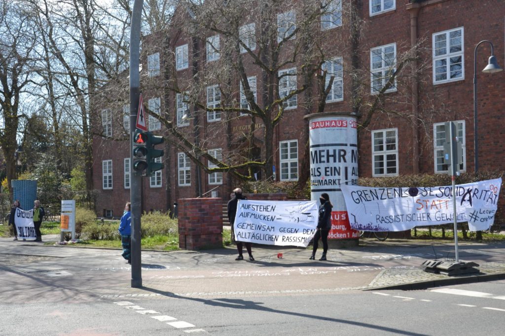 weitere Banner auf der Kundgebung gegen Menschenrechtenverletzungen auf Lesbos am 4.4.2020 in Lüneburg