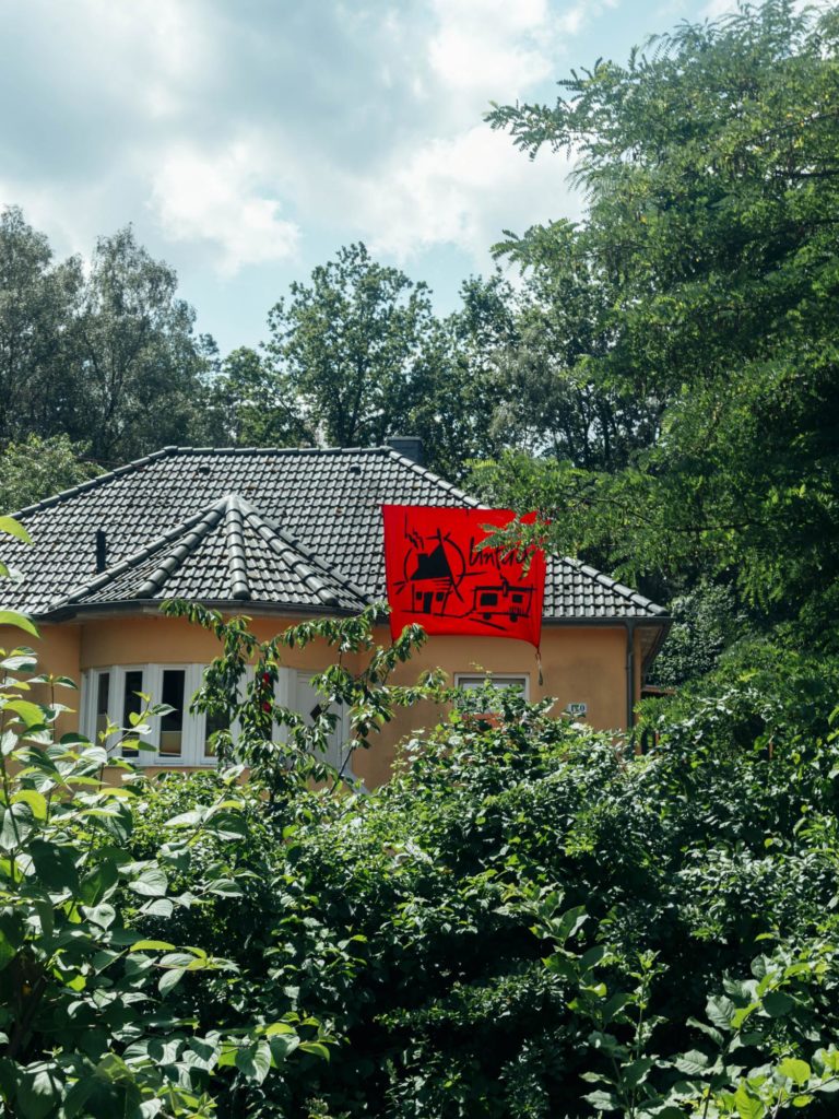 Wohnprojekt Unfug - Haus mit Banner