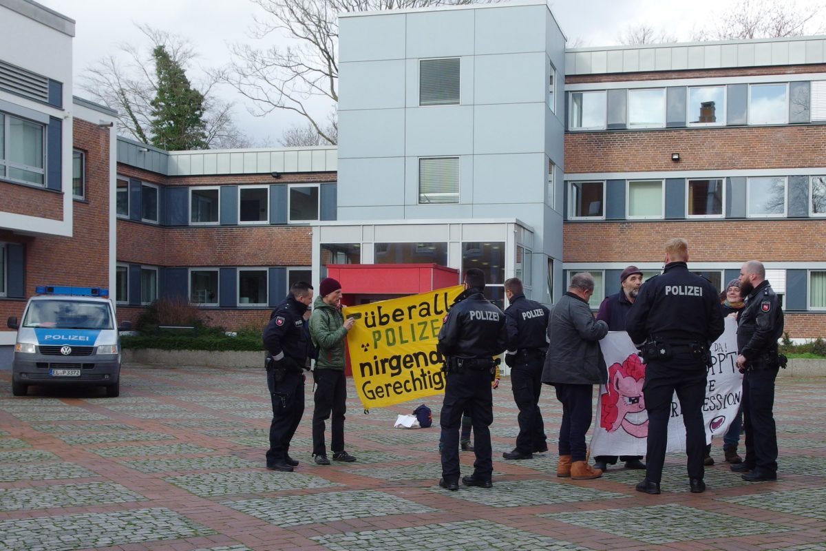 Polizisten setzen Demoverbot am AG Lingen durch