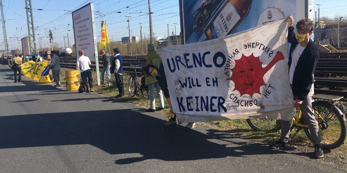 Banner: Urenco will eh keiner - Protest gegen Urantransport in Münster - mit "Corona-Abstand"
