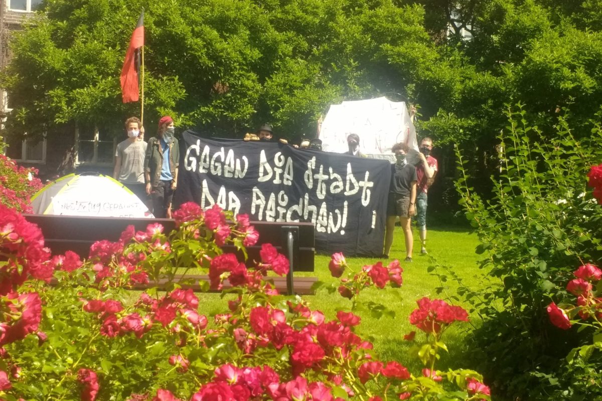 Zelte mit Banner "gegen die Stadt der Reichen" im Rathausgarten