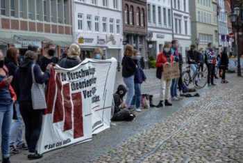 Protest mit Banner gegen die Querfront-Demo in Lüneburg