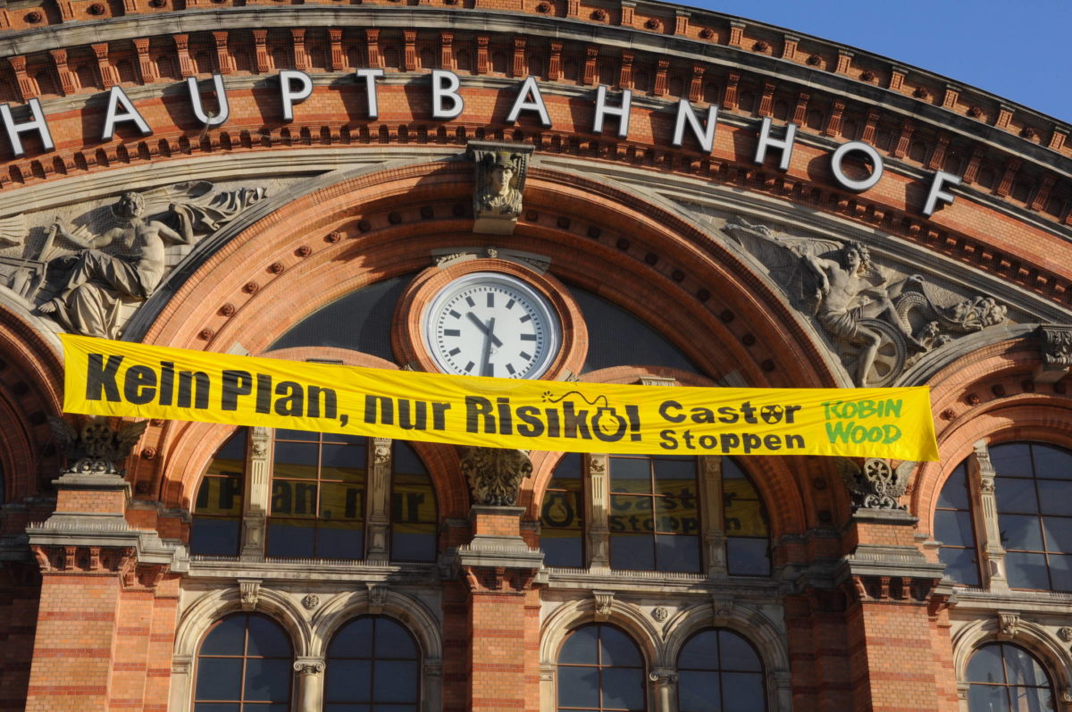 Kein PLan, nur Risiko! Castor stoppen - Banneraktion von Robin Wood am Bremer Hauptbahnhof am 1.11.2020
