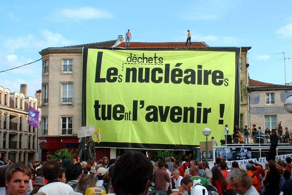 Cecile sur le toit d'un batiment à Bar-le-duc en 2005, banderole "les déchets nucléaires tuent l'avenir"