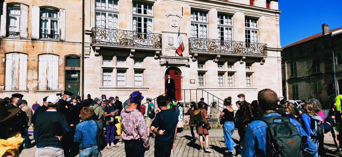 Menschen stehen vor dem Gerichtsgebäude in Bar Le duc