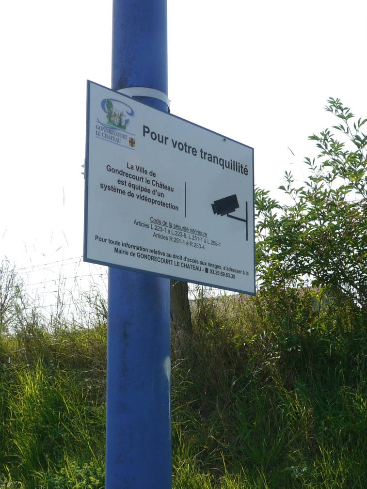 Pancarte qui indique que le village es sous videosurveillance