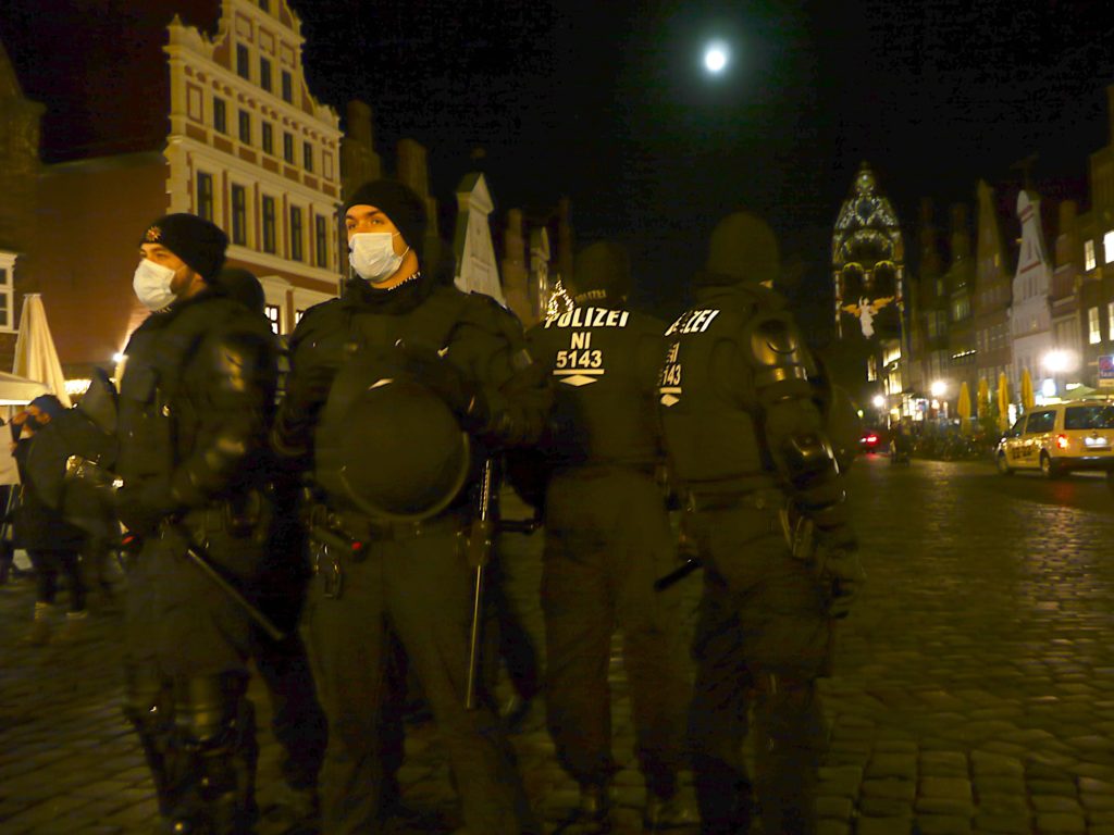 Polizisten im Mondschein auf dem Platz am Sande