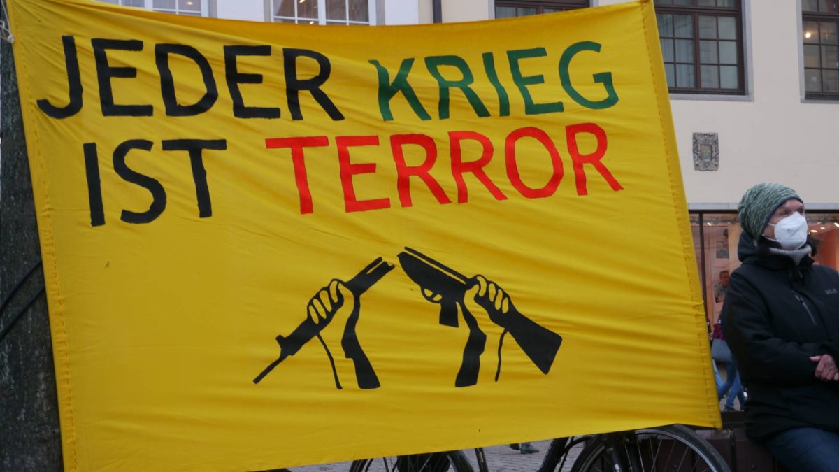 Banner: jeder Krieg ist Terror