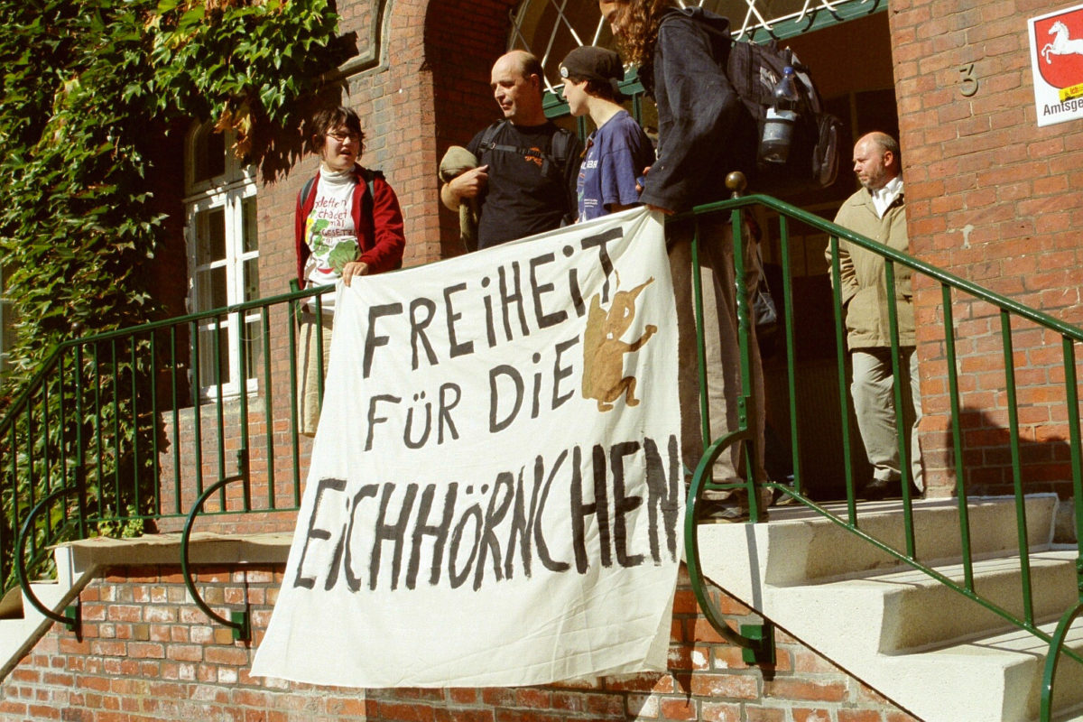 Banner vorm AG Lingen mit Menschen "Freiheit für die Eichhörnchen"