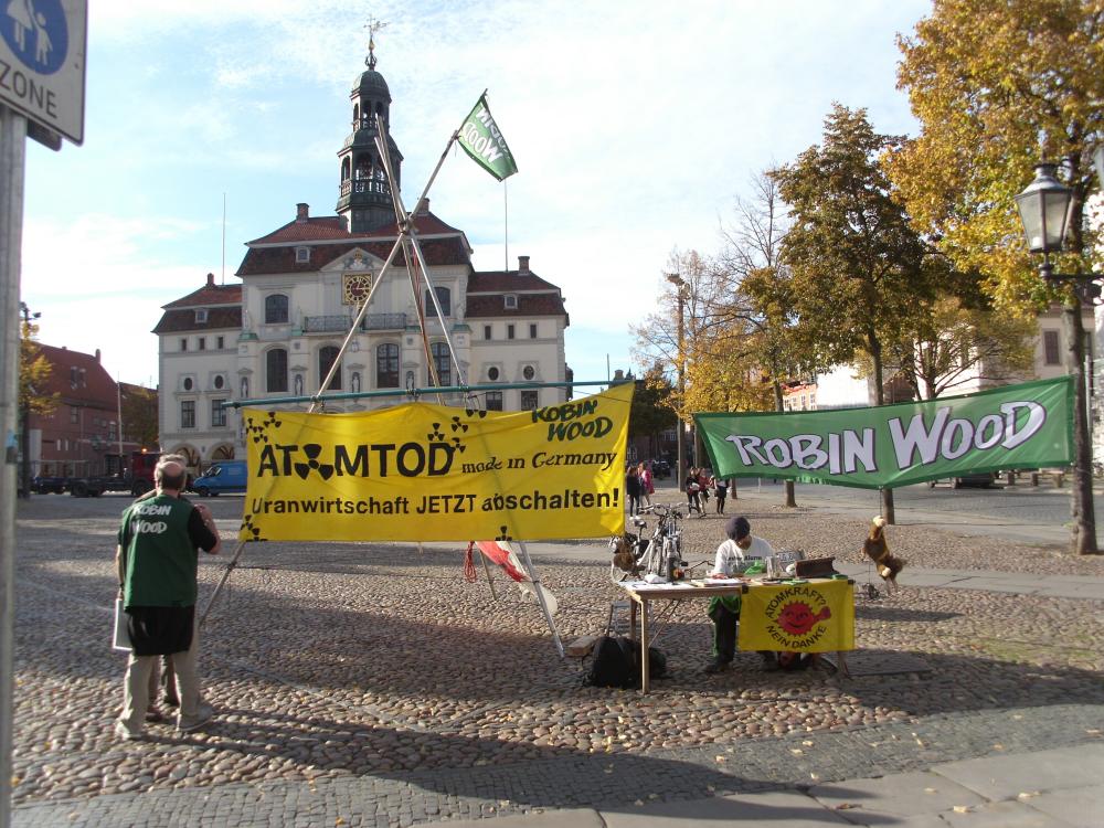 Mahnwache auf dem Marktplatz lüneburg mit tripod, banner "Artomtod made in Germany, uranwirtschaft jetzt abschalten, Robin Wood und Infotisch