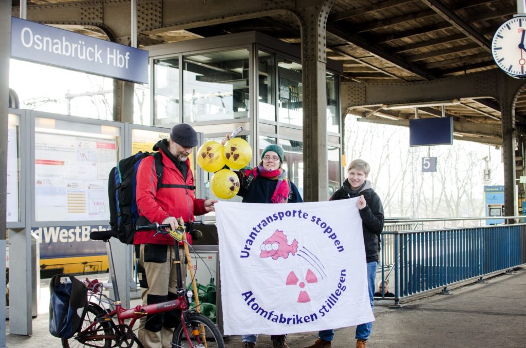 Menschen mit Banner gegen Atomtransporte am Bhf am bahnsteif in Osnabrück