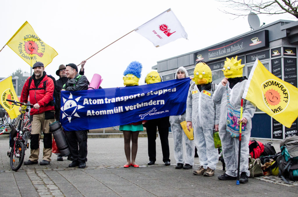 Menschen mit Banner Atomtransporte verhindern, Atommüll verhindern und Simson Kostüm