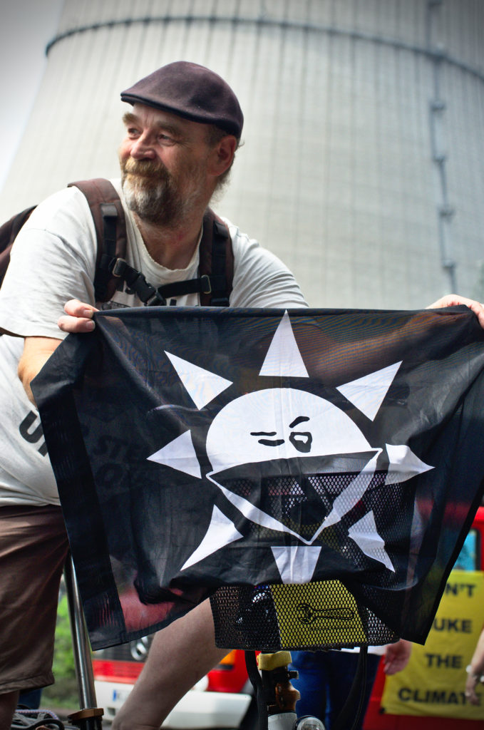Karsten Hilsen mit antiatom Fahne vor dem AKW Lingen 2013