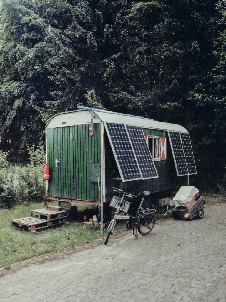 Ein Bauwagen mit Solaranlage an der Wand