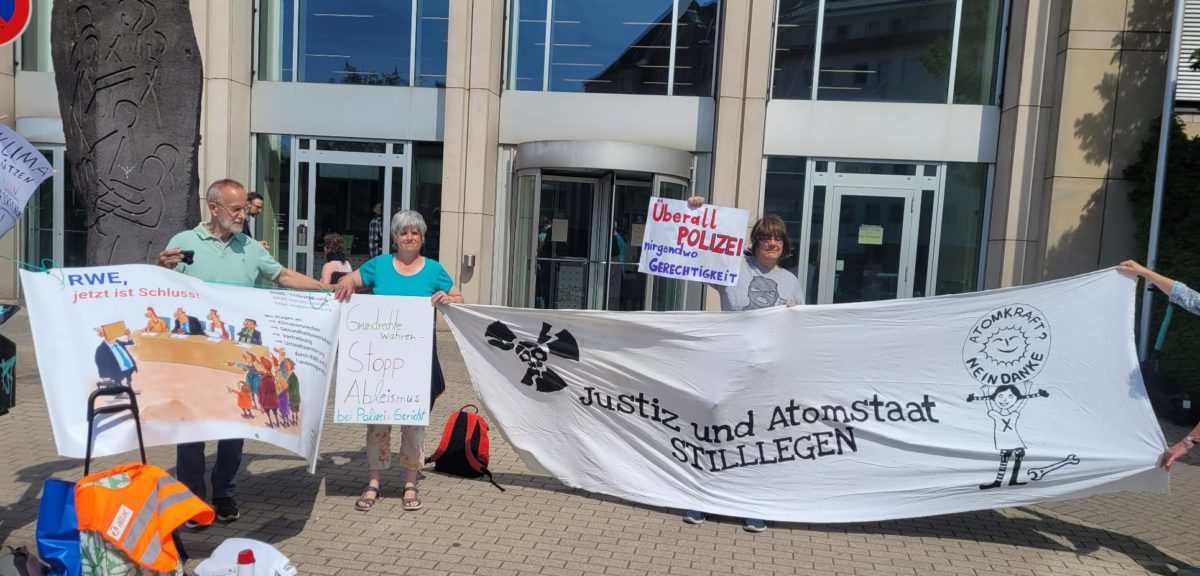 Banner NRWE Tribunal und Justiz udn Atomstaat stilllegen, Mahnwache