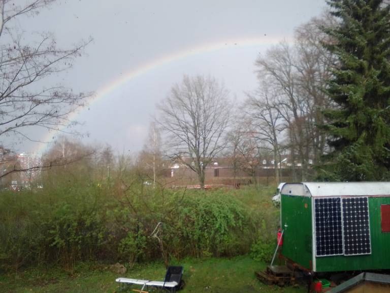 Bauwagen und Regenbogen