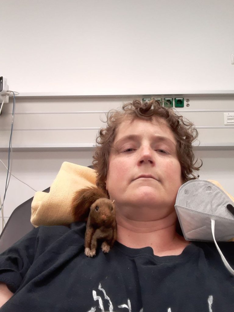 selfie auf Krankenhausliege, mit Eichhörnchen Plüschtier, ich sehe nicht fit aus