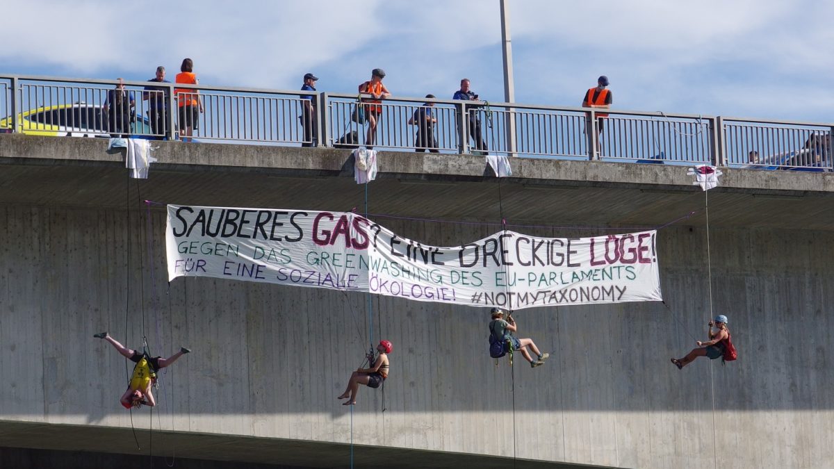 großes Banner an einer Rheinbrücke mit 4 Kletterinnen: Sauberes Gas, eine dreckige Lüge