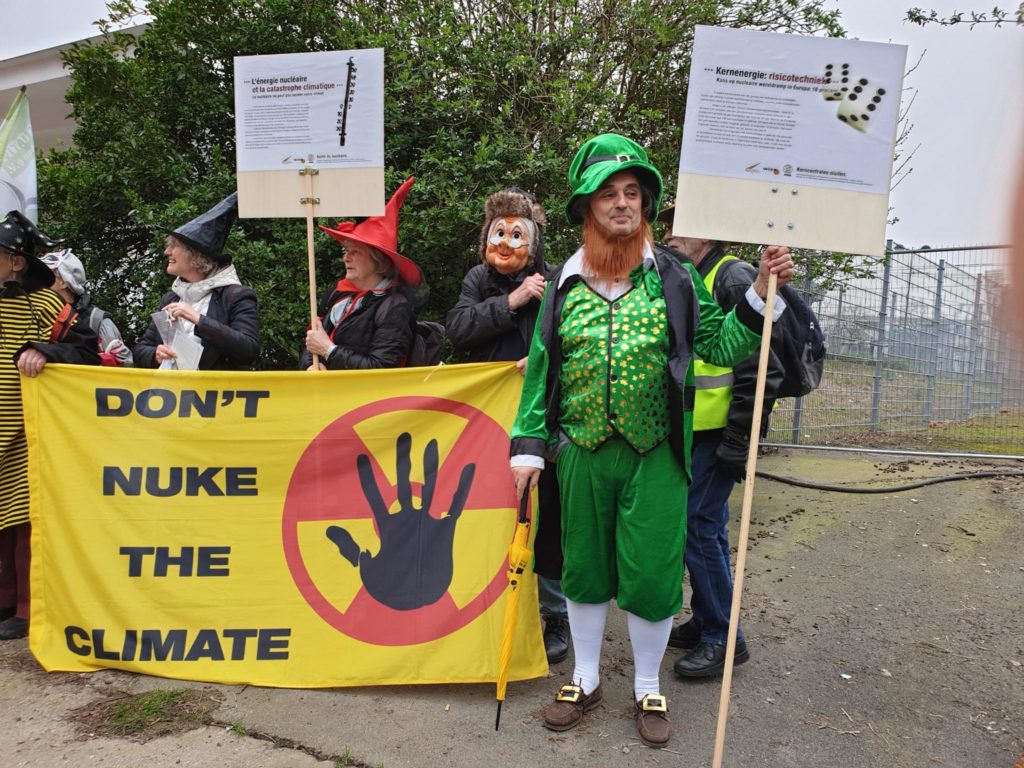 Menschen in Märchenkostume mit einem Banner Don't nuke the climate