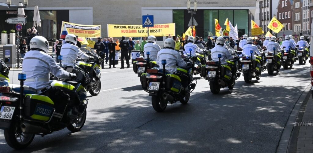 Polizei in weißen Uniformen auf Motoräder, teil der Begleitung für Macrons Besuch