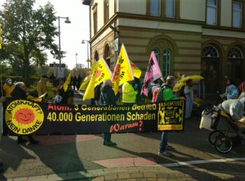 Menschen mit Antiatom Banner demonstrieren